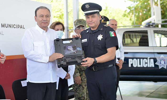 Entrega Gobernador patrullas y armas