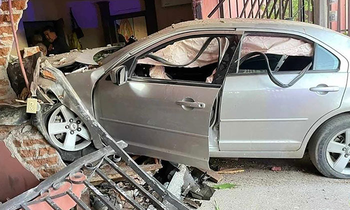 Se mete auto hasta la recámara en la colonia Los Olivos