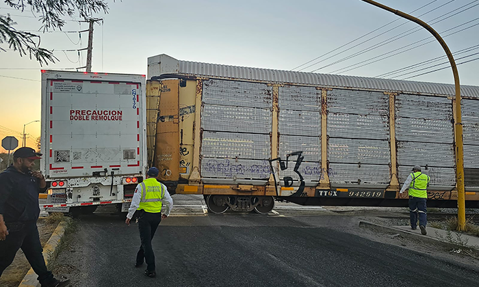 Intenta tráiler ganarle paso al tren y lo chocan en el Parque Industrial