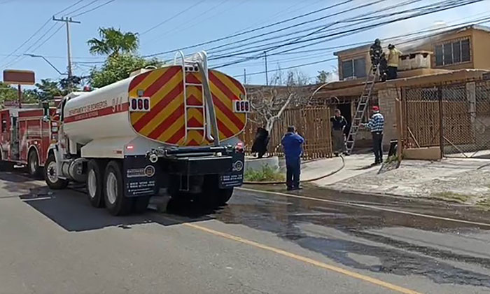 Rescatan a anciano de incendio en la colonia Country Club