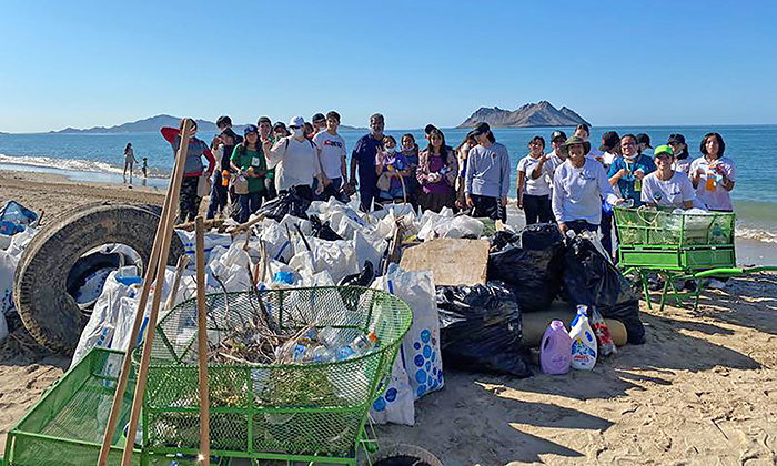 Alumnado de Cobach limpian playas Bahía de Kino