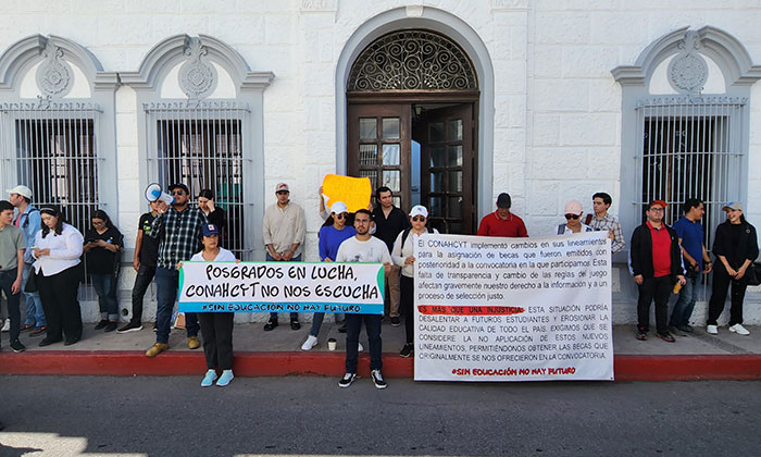 Se manifiestan por cancelación de becas