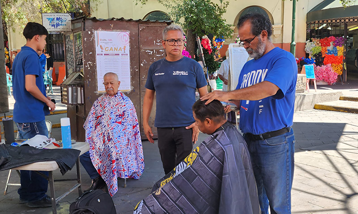 Regalan cortes de cabello en andador del Mercado Municipal