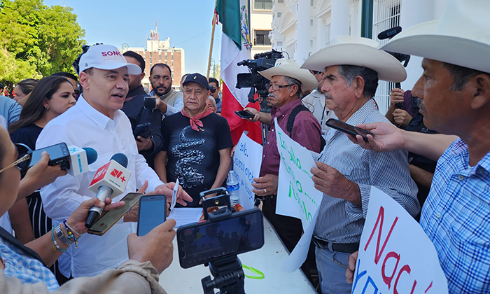 Se manifiestan indígenas Mayo frente a palacio de gobierno