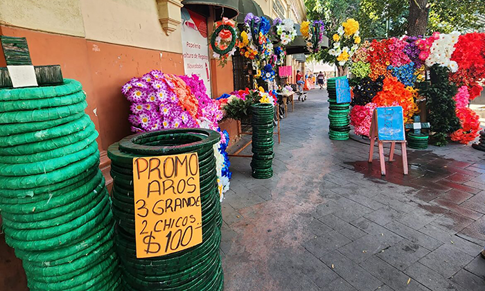 Colocan ventas de artículos florales en Andador