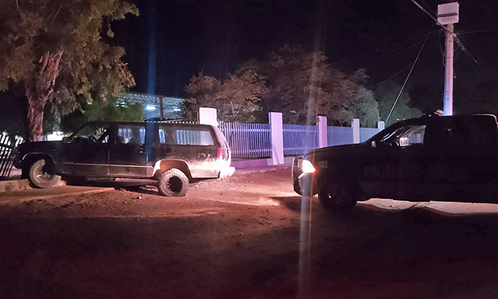 Choca camioneta contra cerco de secundaria en la colonia Juárez de Empalme