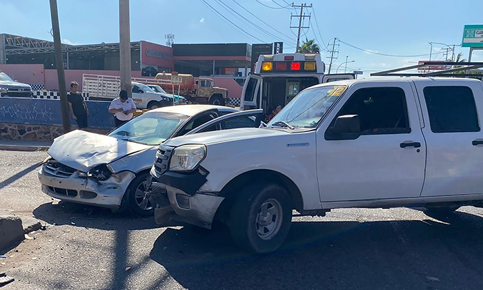 Se lesiona mujer en accidente tras fuerte choque