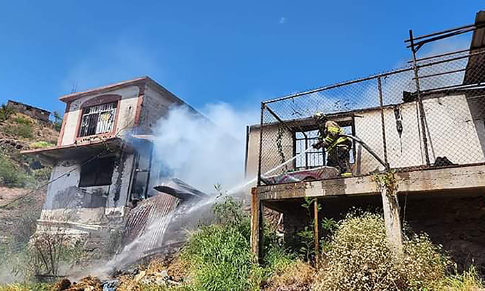 Se incendia predio en Guaymas Norte