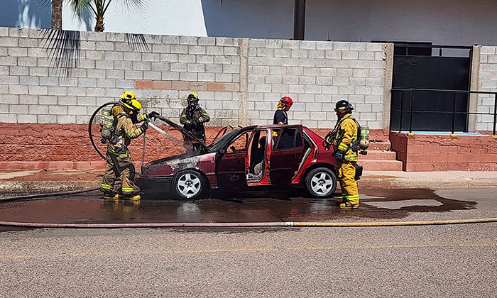 Bomberos sofocan incendio de vehículo en Guaymas