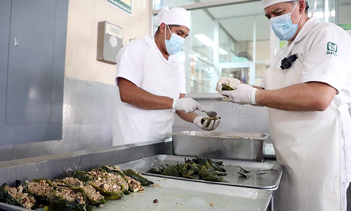 Otorgan chiles en nogada a pacientes