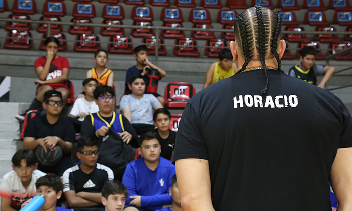 Arrancan clínicas de basquetbol de Horacio Llamas en la Arena Sonora