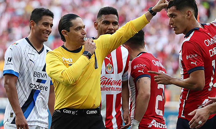 Chivas es sancionado por quejarse del arbitraje en Twitter
