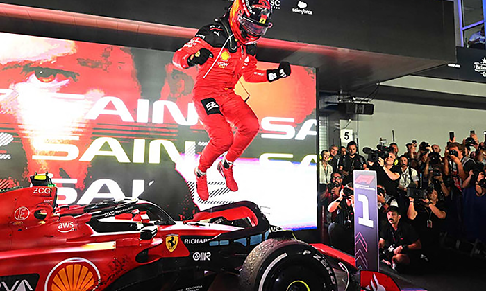 Carlos Sainz pone fin al dominio de Red Bull y gana en Singapur