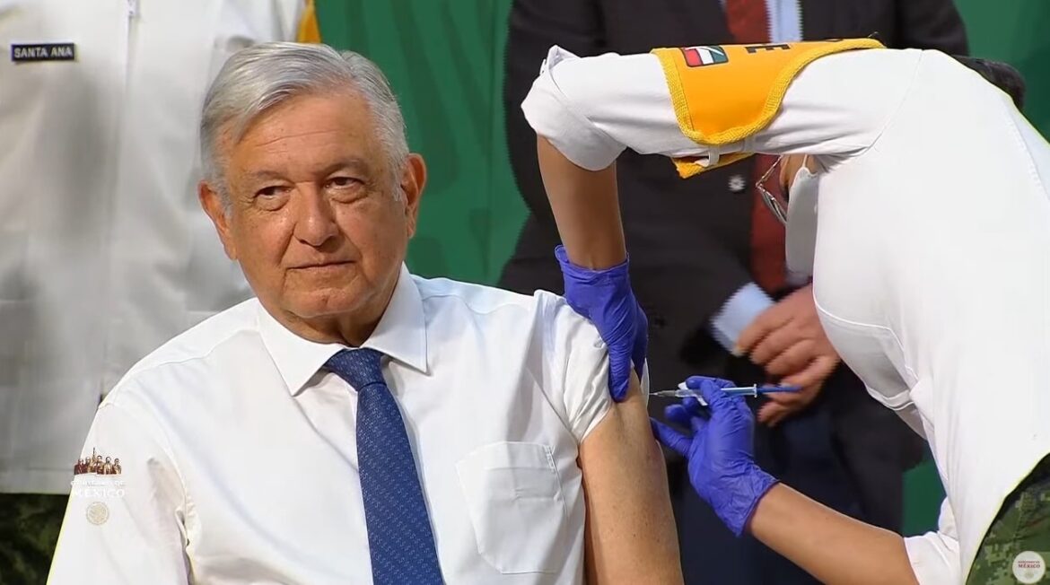 El presidente López Obrador se aplica dosis de la vacuna contra COVID-19 en conferencia mañanera