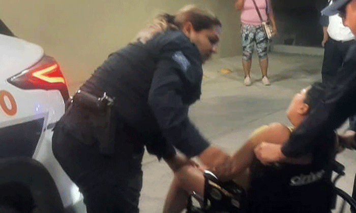 Ayudan policías a mujer en labor de parto