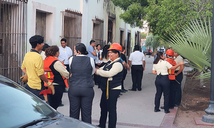 Evacuan tienda Coppel en Guaymas por fuerte olor a gas