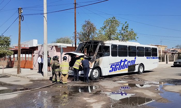 Arde transporte de personal en la colonia Balderrama