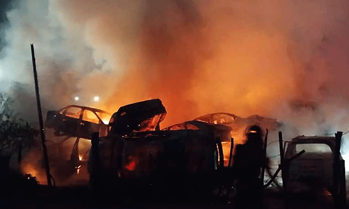 Consume incendio 50 autos en Yunque del norponiente
