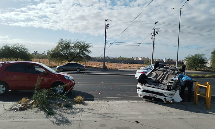 Deja volcamiento daños materiales En el bulevar García Morales