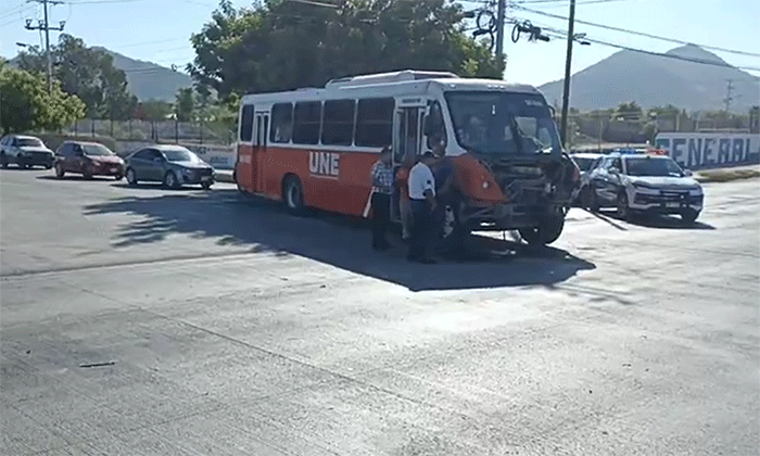 Embiste tráiler a camión urbano en la colonia Villa de Seris