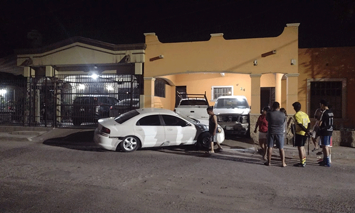 Se impacta auto contra cochera en la colonia Solidaridad