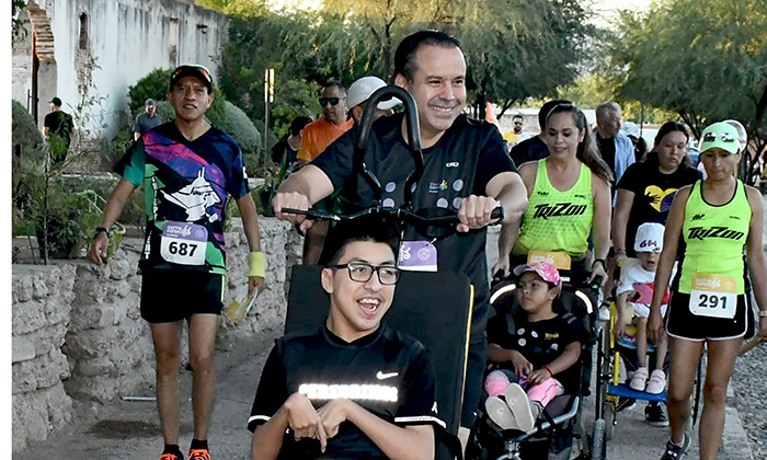 Corre Toño Astiazarán junto a personas con discapacidad