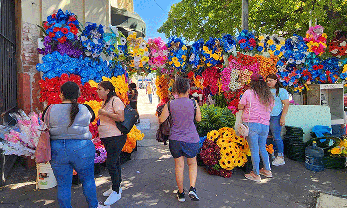 Aumentan ventas de flores previo al Día de Muertos en el Centro de la ciudad