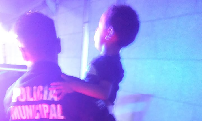 Auxilian policías a niño con convulsiones por crisis epiléptica