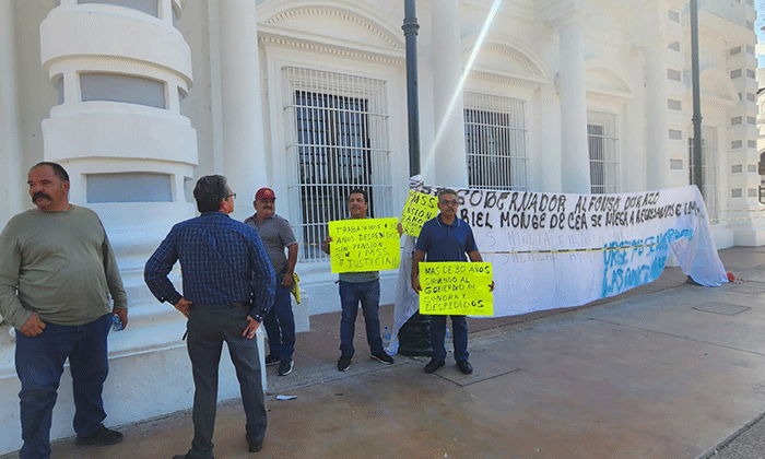 Protestan extrabajadores de la CEA Guaymas en Palacio de Gobierno
