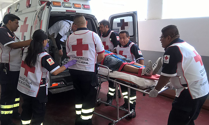 Resulta conductor herido en choque en Guaymas