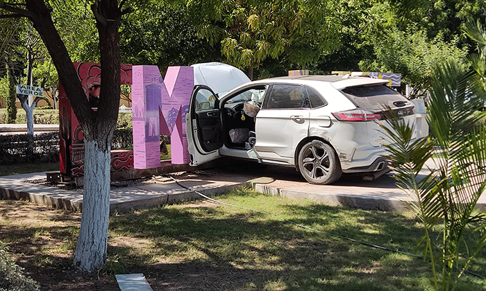 Se impacta auto contra letras monumentales en Empalme