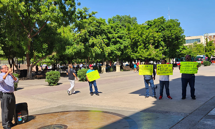 Se manifiestan extrabajadores de CEA Guaymas en Palacio de Gobierno