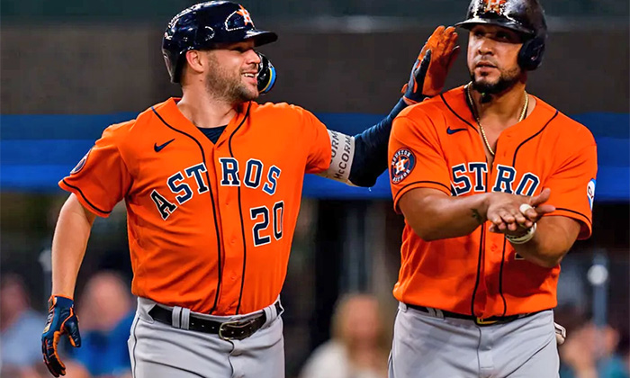 Astros empatan la Serie de Campeonato; Doblegan a los Rangers 10-3