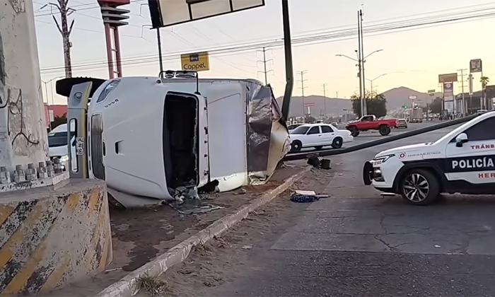 Conductor ebrio vuelca vehículo en el cruce de los bulevares Juan Bautista Escalante y Healy Noriega