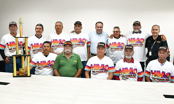 Felicita Toño Astiazarán a beisbolistas veteranos