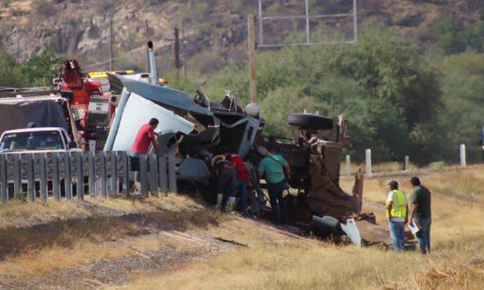 Fallece chofer de tráiler al volcarse en la carretera Cd. Obregón-Navojoa