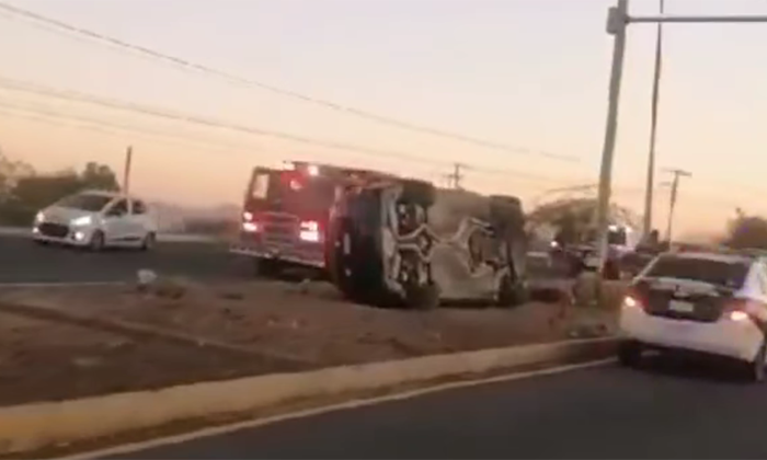 Deja volcamiento tres heridos en la salida a Nogales