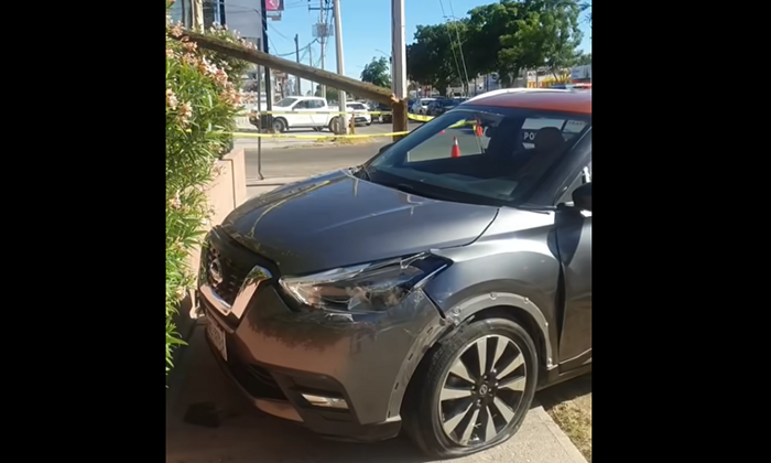 Derriba camioneta un poste en la colonia Villa Satélite