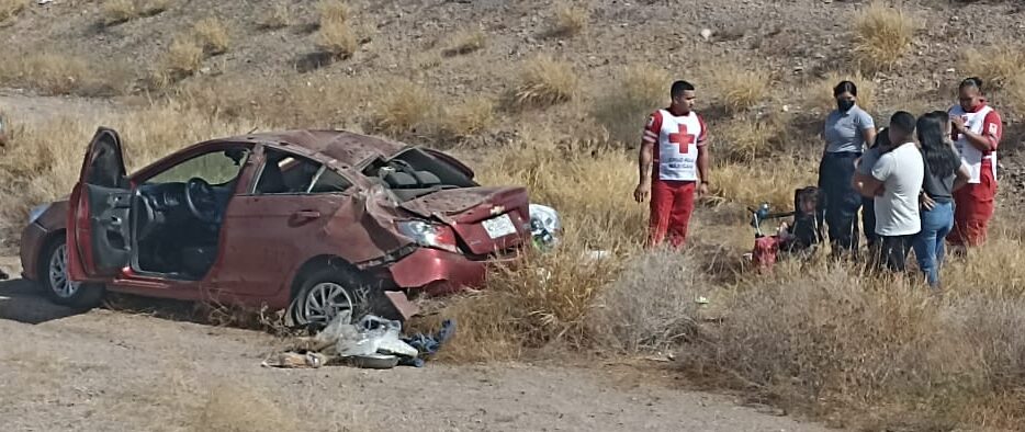 Vuelca vehículo en carretera a Guaymas