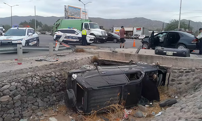 Choca, vuelca y cae a canal al norponiente de la ciudad