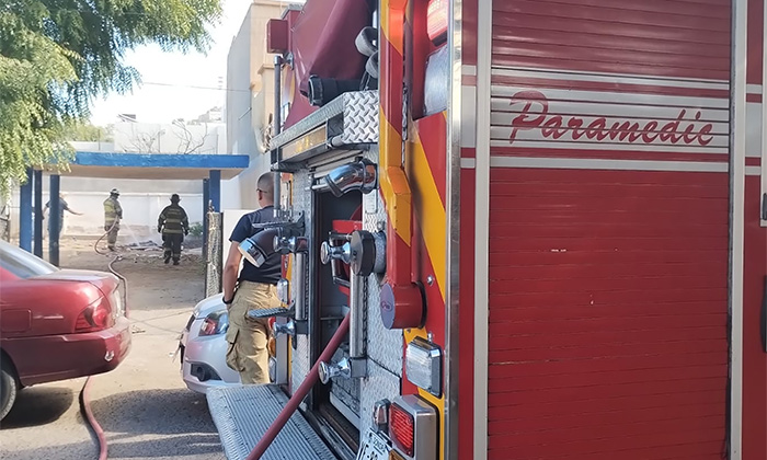 Sofocan Bomberos incendio de maleza en la colonia Centenario