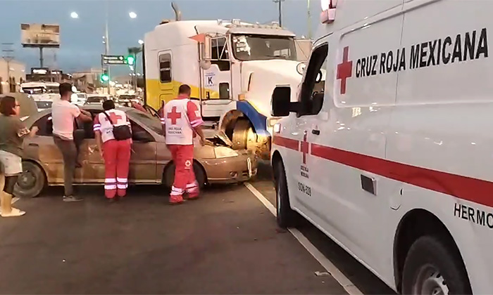 Tráiler impacta tres autos tras desprenderse de remolque