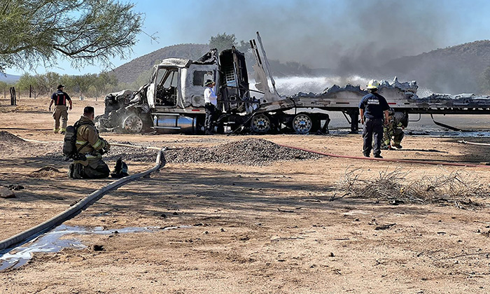 Muere chofer de tráiler calcinado en la carretera Hermosillo-Guaymas