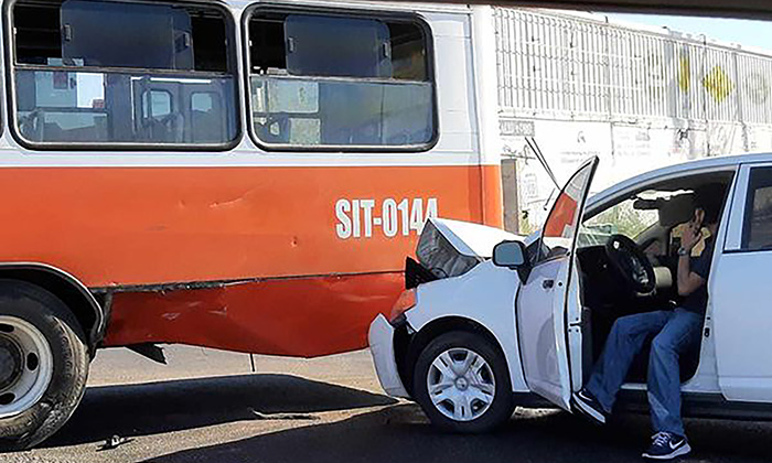 Impacta auto sedán a camión de transporte en la salida a Sahuaripa y La Colorada