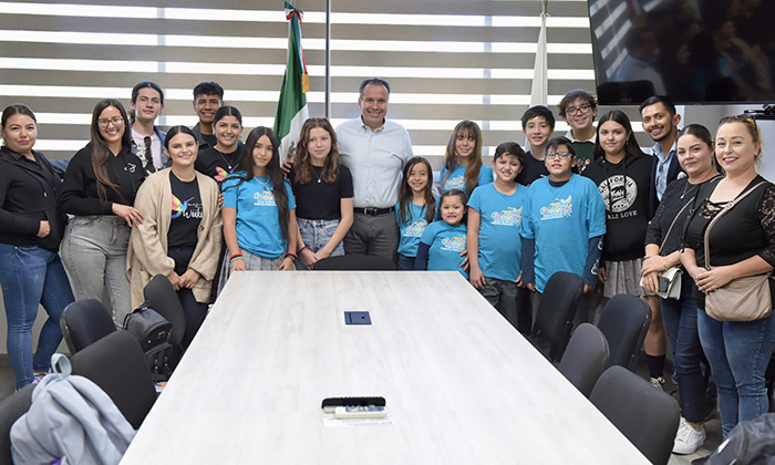 Entrega apoyo a grupo de danza folklórica El Presidente Municipal