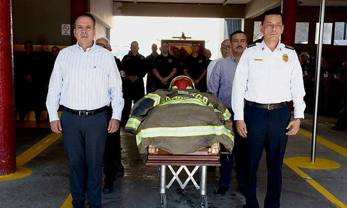 Despiden a bombero Alejandro Duarte Jáquez en la Estación Centro