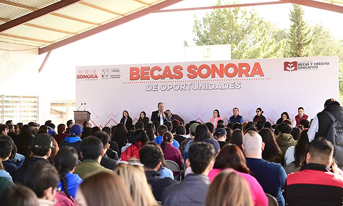 Entrega gobernador obras y becas