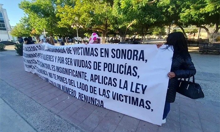 Se manifiestan viudas de policías en Palacio