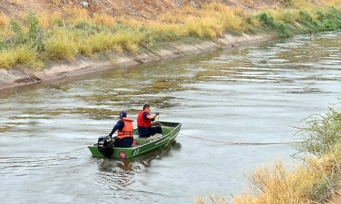 Cae hombre a aguas de canal con todo y auto en Navojoa