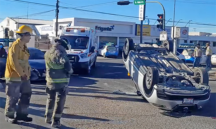 Protagonizan aparatoso choque volcadura en la colonia San Benito